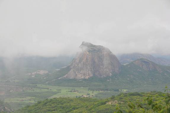Vista do alto da Pedra dos Ventos, em Quixadá, no sertão do Ceará